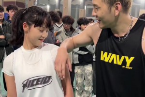 暖心❤️！东契奇赛前见小球迷给小球迷签名...